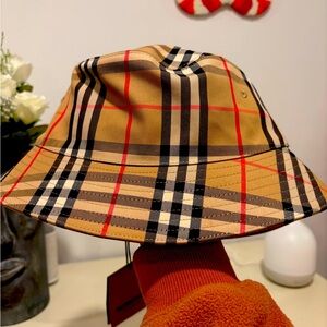 Burberry bucket hat